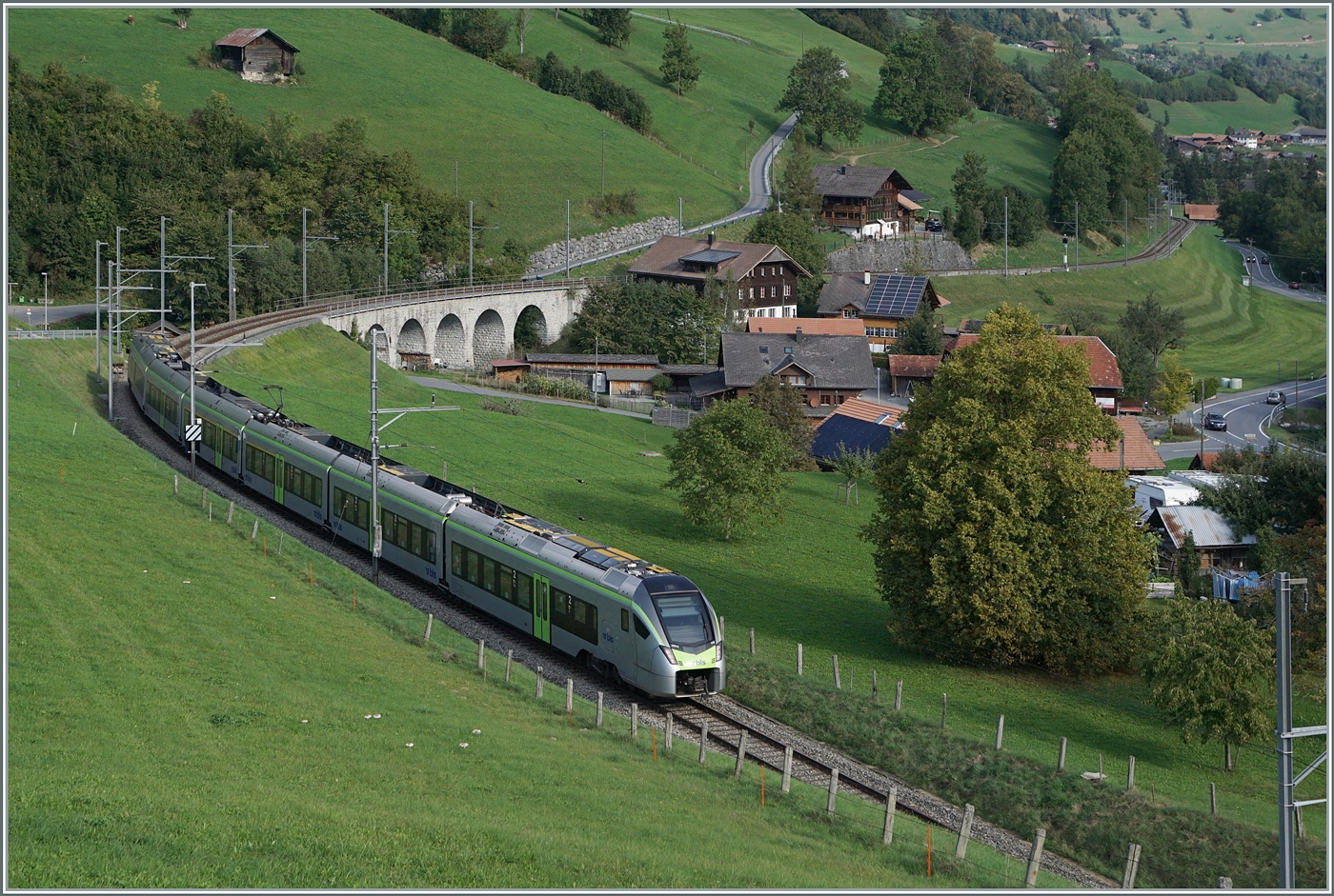 Kurz darauf ist der BLS MIKA RABe 528 110 erneut in Garstatt zu sehen, diesmal auf der R�ckfahrt nach Bern. 

29. Sept. 2023