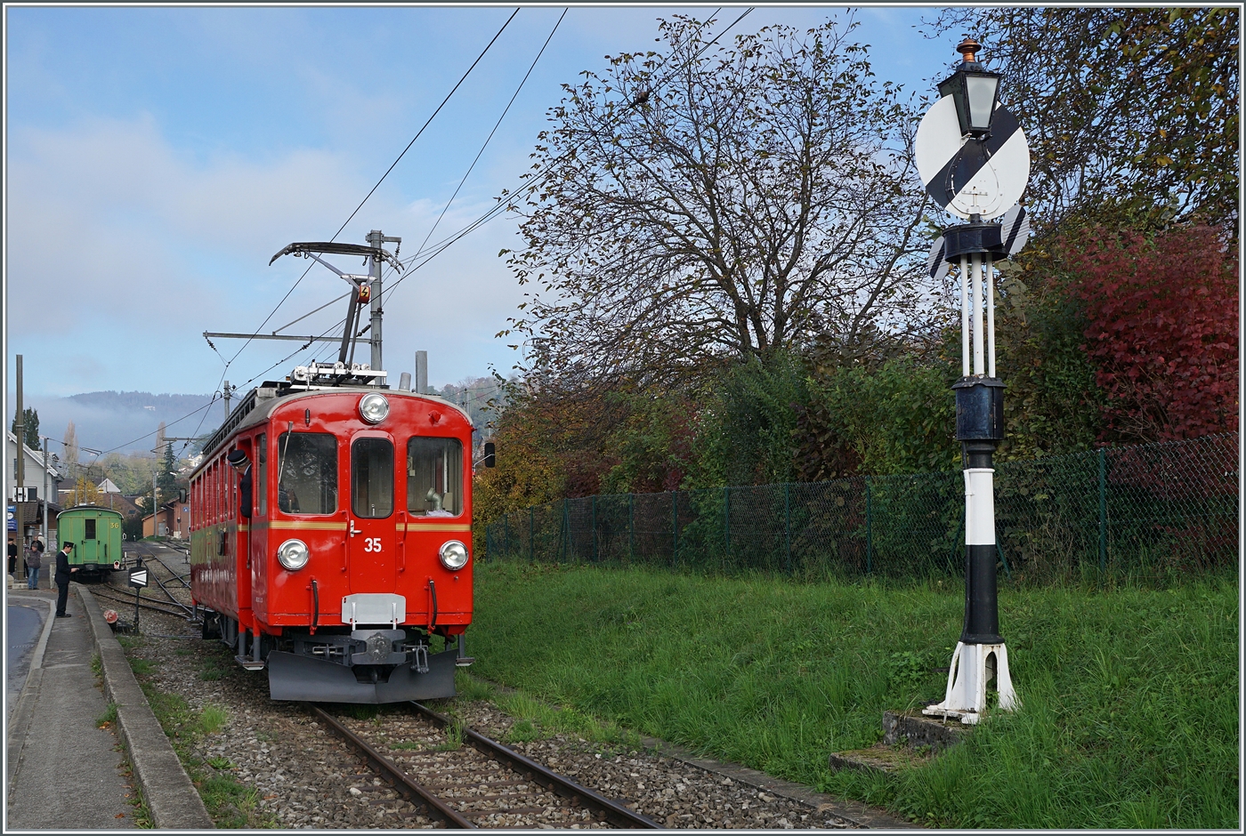 La DER de la Saison / Das Saison Ende der Blonay Chamby Bahn 2024 - Der RhB Abe 4/4 N° 35 der Blonay Chamby Bahn rangiert in Blonay. 

27. Oktober 2024