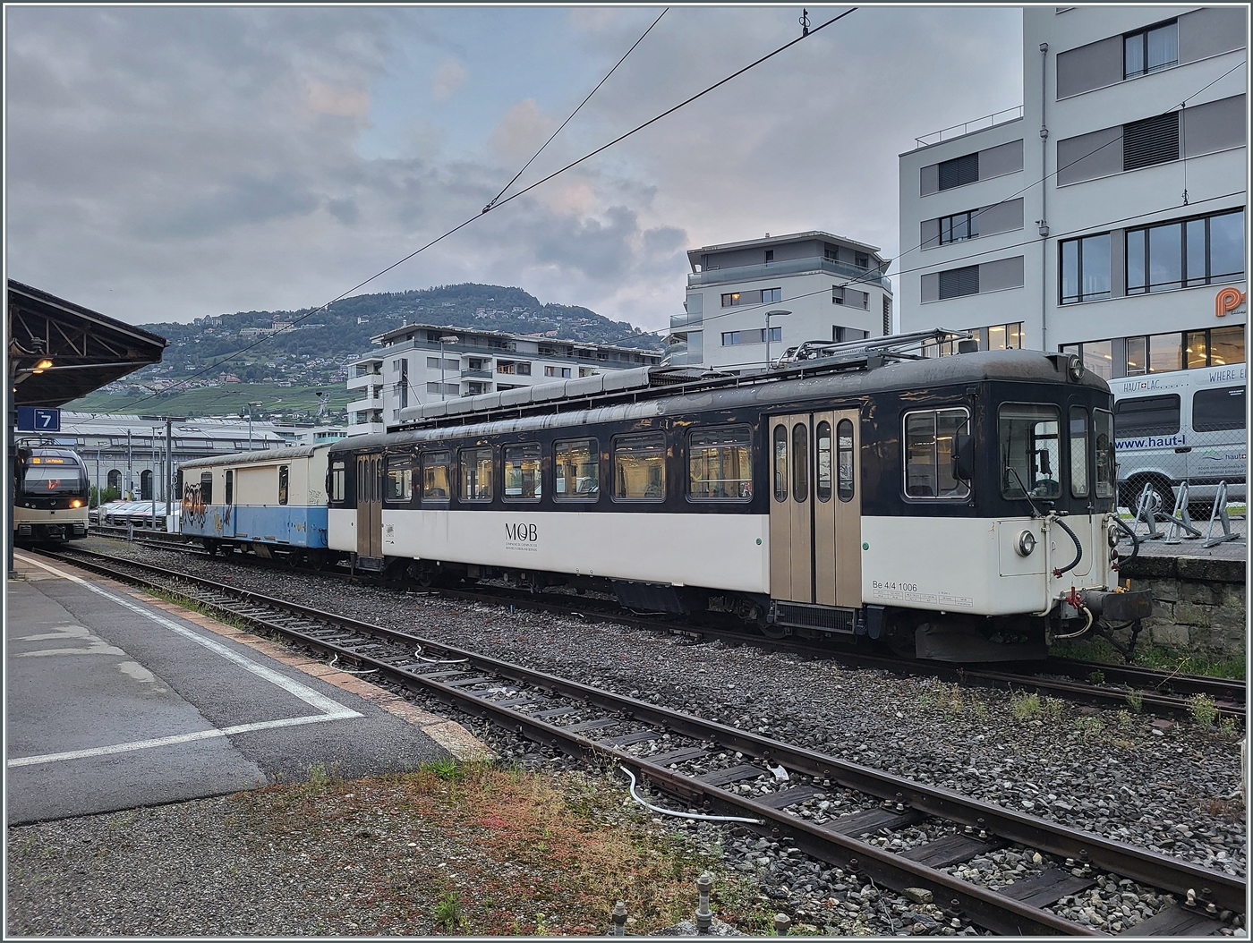 Nachdem der MOB Be 4/4 1006  (ex  Bipperlisi ) mit dem alten MOB D 31 beim Dépôt gestandeh hatte, wurde das Gespann auf ein Abstellgleis im Bahnhof von in Vevey verschoben.

12. Sept. 2024