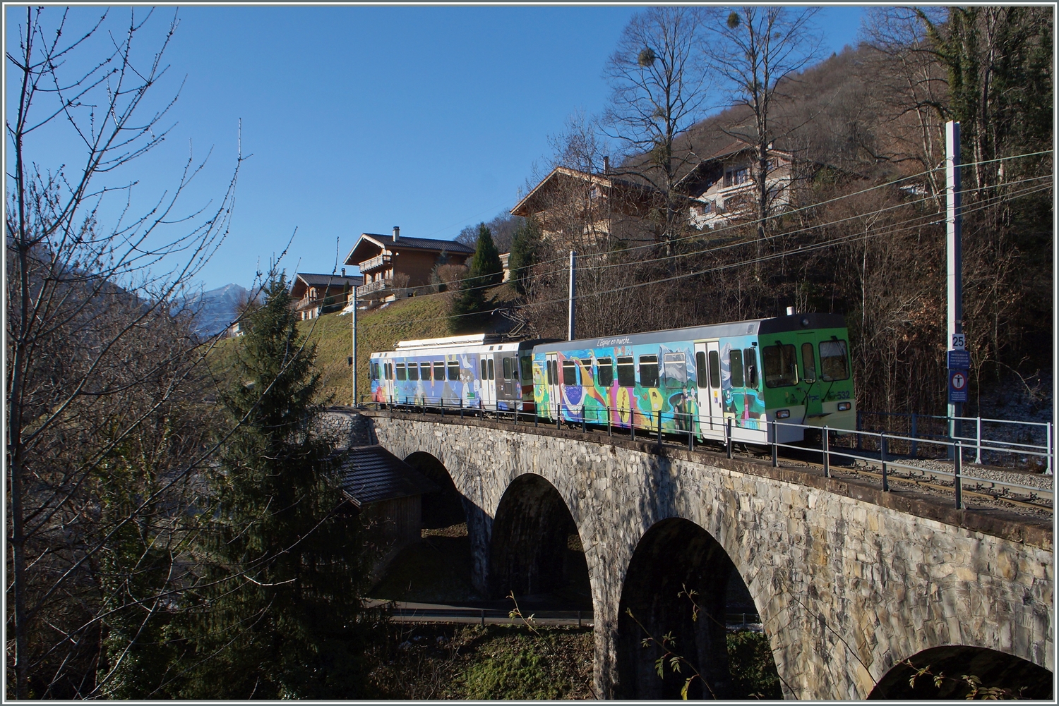 Ziemlich bunt verziert (kein Graffiti!) zeigt sich ein AOMC BDe 4/4 mit Bt bei Chemex. 

7. Jan. 2017 