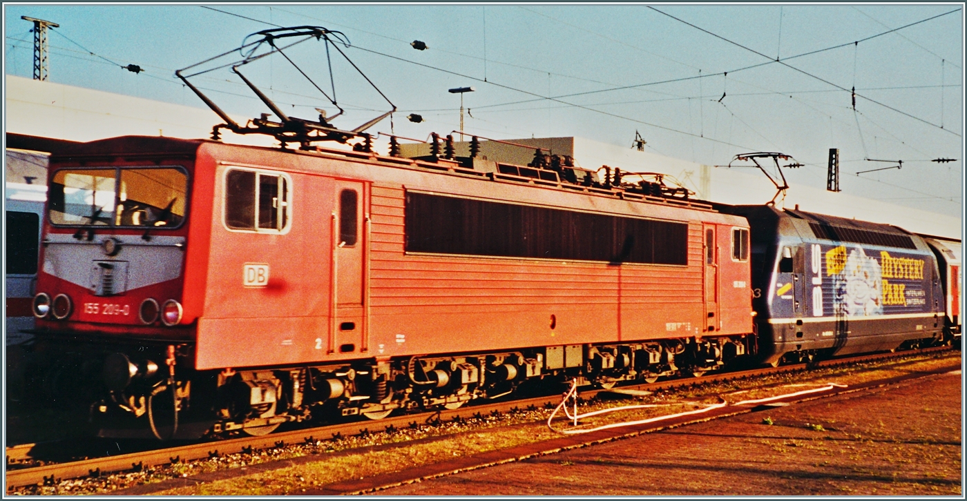 Zum heutigen Festtag noch ein ganz besonders Bild (wenn auch weniger von der Qualität, als vom Motiv): die DR/DB 155 209-0 ist mit der BLS Re 465 003 mit einer RoLa Freiburg - Novara in Basel Bad. Bf. unterwegs. 

Analogbild vom  15. Nov. 2001