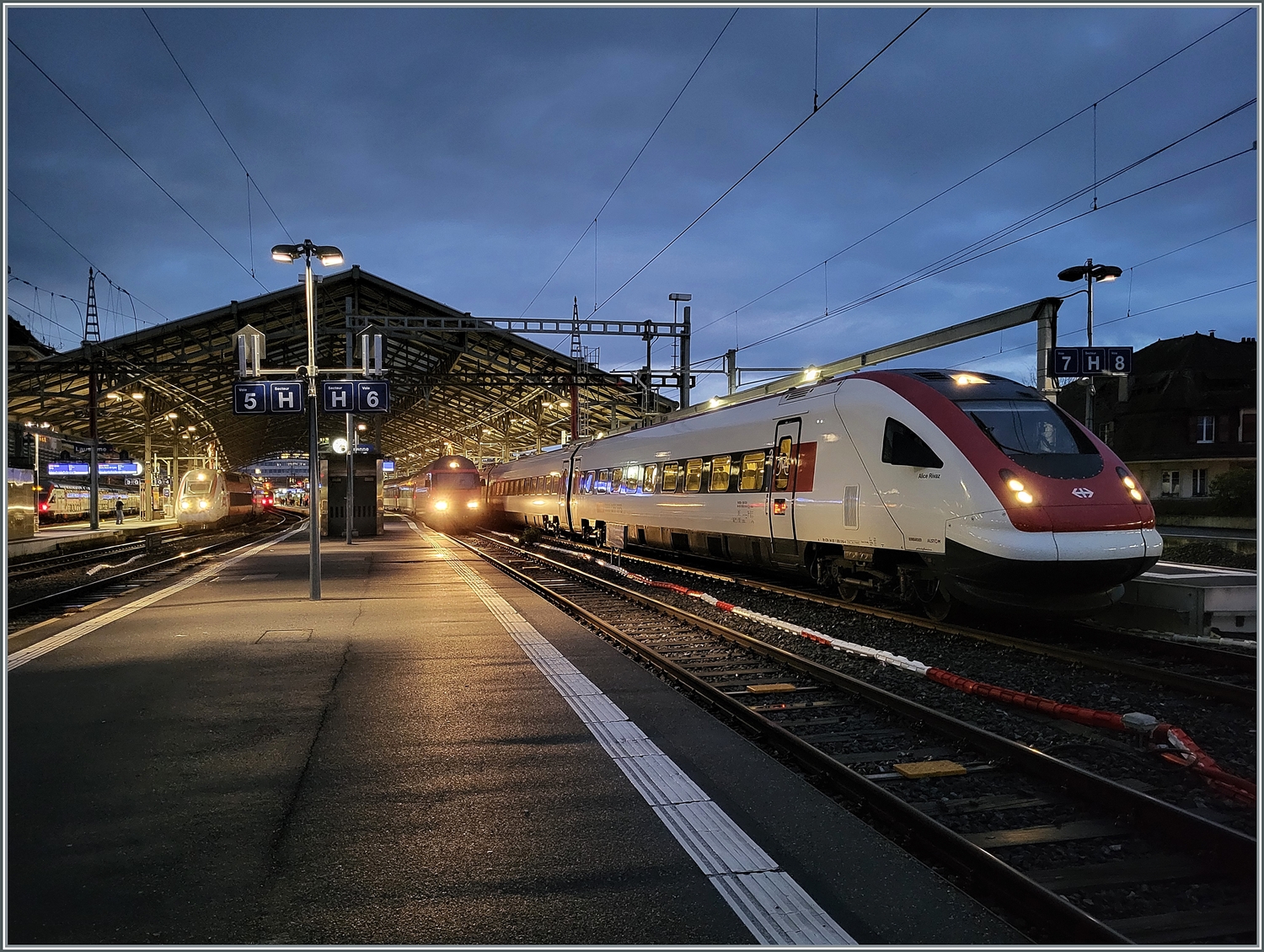 Zwei SBB ICN RABe 500 warten in Lausanne auf die Abfahrt in Richtung Zürich HB. 

20.02.2024