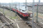 233 232 mit einer Schwestermaschine verlassen mit einem G�terzug den G�terbahnhof Halle/Saale am 29.4.22