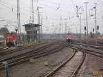 W�hrend die BR 363 den Sondwerzug holt kommt die BR 120 zum Rangieren in den Bahnhof Stralsund Hbf reingefahren am 12.10.13