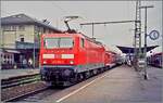 Die DB 143 steht mit einem Doppelstockzug in Aalen.