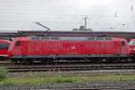 Die Lackierung am 145 060 hat schön bessere Zeiten gesehen, wie am 22 September 2022 in Koblenz Hbf getont wird.