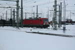 187 128 verl�sst mit einem Panzerzug den G�terbahnhof Halle/Saale am 10.2.21