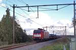 Am 2 November 2018 näht 189 052 mit ein Stahldratzug der Maasbrücke bei Niftrik.