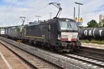 193 879 mit einer TXL-Lok im Doppel und einem Klv am
 Haken bei der Durchfahrt in Ochsenfurt am 14.7.2024 