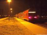 Das Schlusslicht von 143 210-3 bei der Ausfahrt aus Stralsund - Rügendamm am 21.1.14