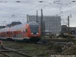 Mit Steuerwagen voraus verl�sst 143 559-3 als RB80 mit ziel Bitterfeld den Bahnhof Halle (Saale) Hbf am 23.12.14
