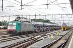 PKW-Transportzug mit 2842 steht am 18 Juni 2014 in Roosendaal.