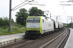 152 197 von Captrain mit einem G�terzug bei der Durchfahrt in Z�beritz am 9.6.21
