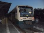 PRESS 650 032-4 musste den Betrieb einstellen auf Grund von umgest�rzten B�ume zwischen Putbus & Bergen auf R�gen / hier steht der Triebwagen abgestellt im Bahnhof Putbus um kurz nach halb 7 am Morgen