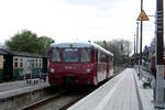 172 140 mit 172 141 verlassen mit ziel Lauterbach Mole den Bahnhof Putbus am 20.4.24