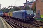 Am 25 September 2014 durchfahrt der blau-schwarze mgw 185 545 Hamburg-Harburg.