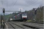 Die E 189 984 und die SBB Re 474 009 mit einem G�terzug in M�lenen.
9. Nov. 2017