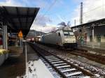 E186 187 von Railpool mit einem G�terzug bei der durchfahrt in Bingen (Rhein) am 15.1.17