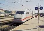 Ein DB ICE nach Hamburg wartet in Wien Westbahnhof auf die Abfahrt. 

Analogbild vom 1. Mai 2001  