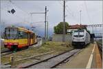 Links wartet der TRAVYS/OC Be 4/8 003 auf die Abfahrt nach Orbe, und rechts die an die BLS vermietete RailPool 187 008-8 auf ihre Güterlast. 

Chavornay, den 15. August 2022