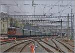 Mit der (ex) SNCF 141 R 568 an der Spitze und der BLS Ae 4/4 251 am Schluss verlässt der stattliche  Train Chasse  der  L'Association 141R568 den Bahnhof von Lausanne

26. Okt. 2024