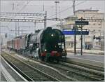 Wie jedes Jahr fand auch heuer die beliebte Dampfrundfahrt mit dem Train Casse statt. Der stattliche Zug, bestand aus 40 Achsen Anhängelast erreicht mit der (ex) SNCF 141 R 568 den Bahnhof von Lausanne.

26. Okt. 2024