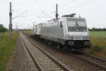 186 372 und 186 373 von akiem mit 203 915 von N1 Rail Services bei der Durchfahrt im Bahnhof Z�beritz am 13.6.21