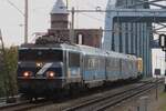 TCS 102001 -ex NS 1835-  zieht der Dinner Train am 13 November 2021 über die Waalbrücke in Nijmegen ein.