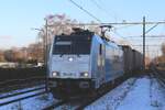 Es wird dunkel wann am 19 J�nner 2024 Lineas 186 456 mit der Volvo-Containerzug Gilze-Rijen durchfahrt.