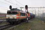 Ganze drei kesselwagen und eine Diesellok schleppt LOCON 9908 durch Boxtel am 19 Februar 2016.