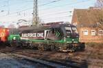 Niedrige Sonnenstand, deswegen lange Schatten mit viele Baume: die Bahn�bergang in Emmerich wurde zum Herausforderung f�r den Fotografen -auch weil der Bahnhof von Guterz�ge v�llig zu war.