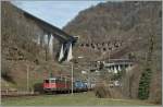 SBB Re 4/4 II und Re 6/6 mit einem G�terzug kurz vor Giornico.