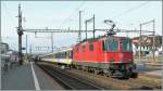 SBB Re 4/4 II 11201 als Schublok eines RE nach Gen�ve in Renens VD  26.01.2011
