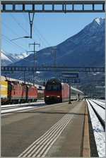 Die RE 460 mit ihrem  Gotthard  IR begegenet in Cadenazzo zwei Re 4/4 II.