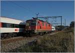 Die SBB Re 420 284-2 begegnet in Vufflens la Ville einem ICN.