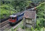 Die SBB Re 420 346-9 und eine (verdeckte) Re 6/6 mit einen Güterzug auf der Gotthard Südrampe in der Dazzio Grande.