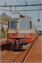 Die SBB Re 4/4 II 11252 mit dem Schnellzug 526 Richtung Lausanne beim Halt in Grenchen Süd.