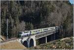 Die BLS Re 4/4 II 502 mit ihrem RE auf der Bunschenbach Brücke kurz vor Weissenburg auf dem Weg nach Interlaken Ost.