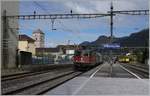 Die SBB Re 420 298-2 fährt mir einem Güterzug in Villeneuve durch.