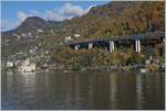 Ein Zugsuchbild: Die SBB Re 4/4 II 11269 (Re 420 269-3) ist mit einem Güterzug zwischen dem Schloss Chillon und Villeneuve unterwegs.