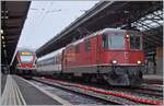 Die SBB Re 4/4 II 11116 mit der Kompositoin des IR Neuchâtel - Lausanne - Neuchâtel kurz vorn dem Fahrplanwechsel beim Manöver in Lausanne.