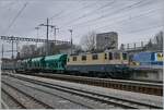 Die IRSI  Rheingold  Re 4/4 II 11387 (Re 421 387) schieb in Morges ganz behutsam ihren Kieszug über die Rollbockanlage; zwei BAM Ge 4/4 werden den Zug dann für die Weiterfahrt auf der