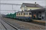 Die IRSI Re 4/4 II 11387 (Re 421 387-2) hat mit ihrem Kieszug das Kieswerk verlassen und ist nun auf Gleis 1 in Gland für die Rückfahrt nach Morges bereit.