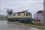 Die IRSI  Rheingold  Re 4/4 II 11387 (Re 421 387) fährt vom Bahnhof von Gland ins Kieswerk.
