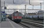 Die SBB Re 4/4 11267 (Re 420 267-7) fährt mit einem Güterzug durch den Bahnhof von Zofingen.