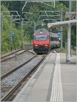Eine SBB Re 460 erreicht mit ihrem IR 90 von Brig nach Genève-Aéroport Burier.