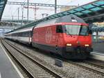 Die SBB Re 460 042 wartet in Renens VD mit ihrem IR nach Lausanne auf die Abfahrt.