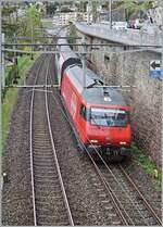 Eine SBB Re 460 ist beim Château de Chillon mit ihrem IR 90 auf dem Weg in Richtung Wallis.