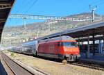 Da dieser IR in Vevey wendet, liegen bei der SBB Re 460 103-5 beide Stromabnehmer an der Fahrleitung.