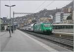 Die SBB Re 460 010  Swiss Tainable  ist in Montreux mit einem IR 90 von Genève Aéroport nach Brig unterwegs und dies wenig Minuten bevor die MOB Ge 4/4 8004  Swiss Tainable  Montreux